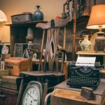 Quelle est la différence entre un antiquaire et un brocanteur ? Nos astuces pour mieux comprendre