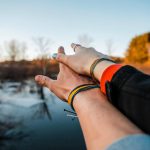 Bracelet couple distance : comment rester proche malgré la distance
