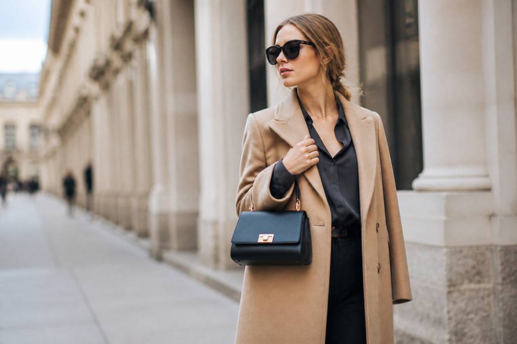 Chic tendance : les pièces et accessoires à adopter cette saison